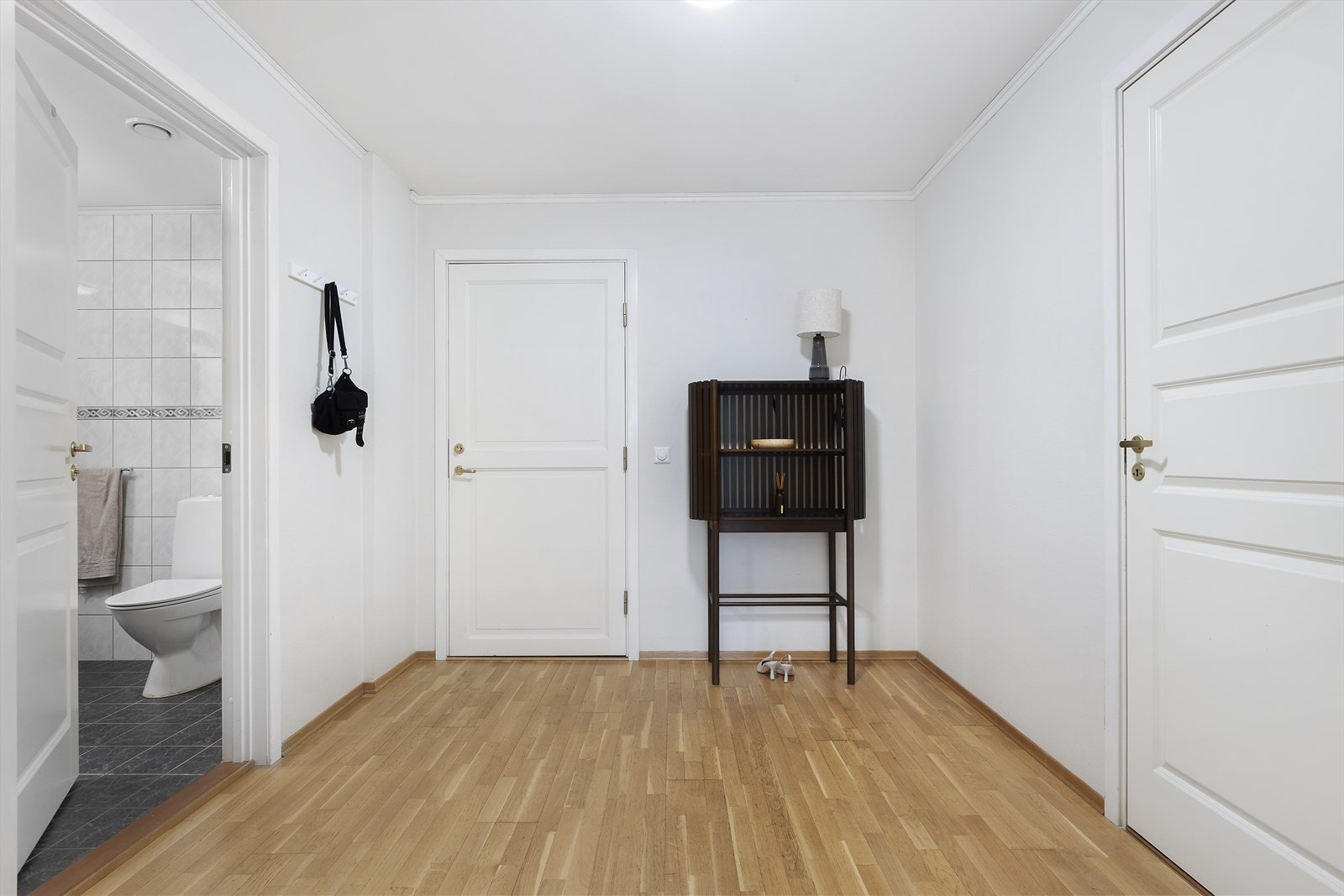 Romslig entre med gode oppbevaringsmuligheter. Galleribilde