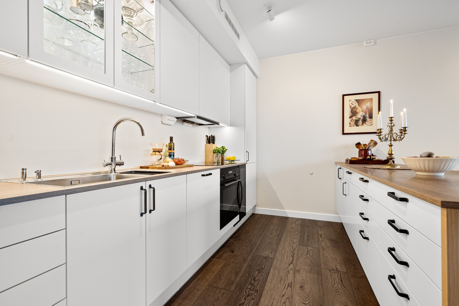 Kjøkkenet har rikelig med benke- og skapplass Galleribilde