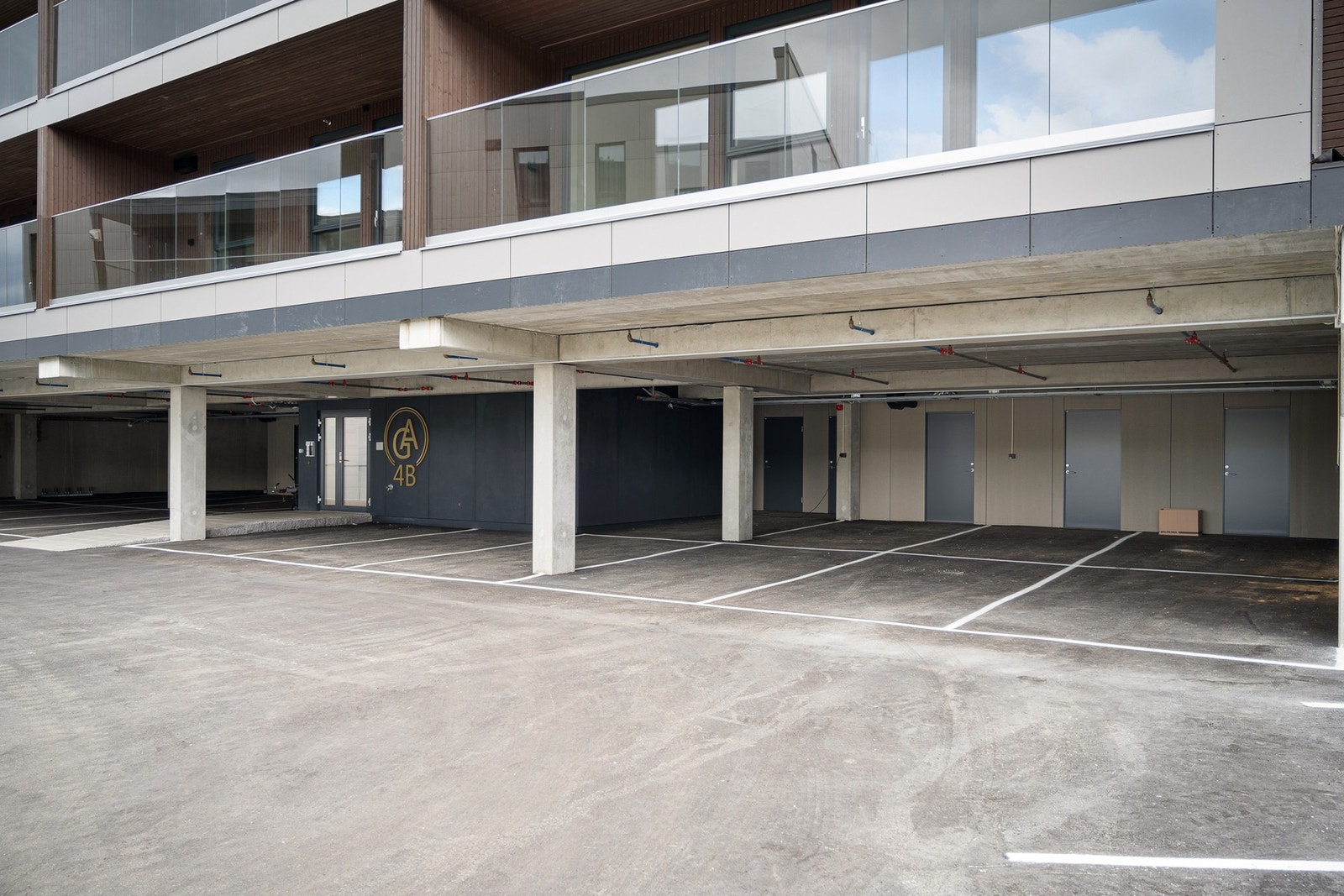 Parkering under bygget og sportsbod i bakkant Galleribilde