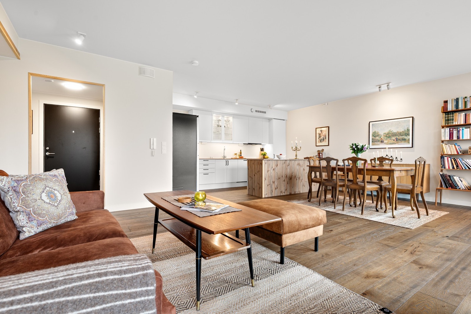 Åpen og innbydende planløsning - sosialt og funksjonelt Galleribilde