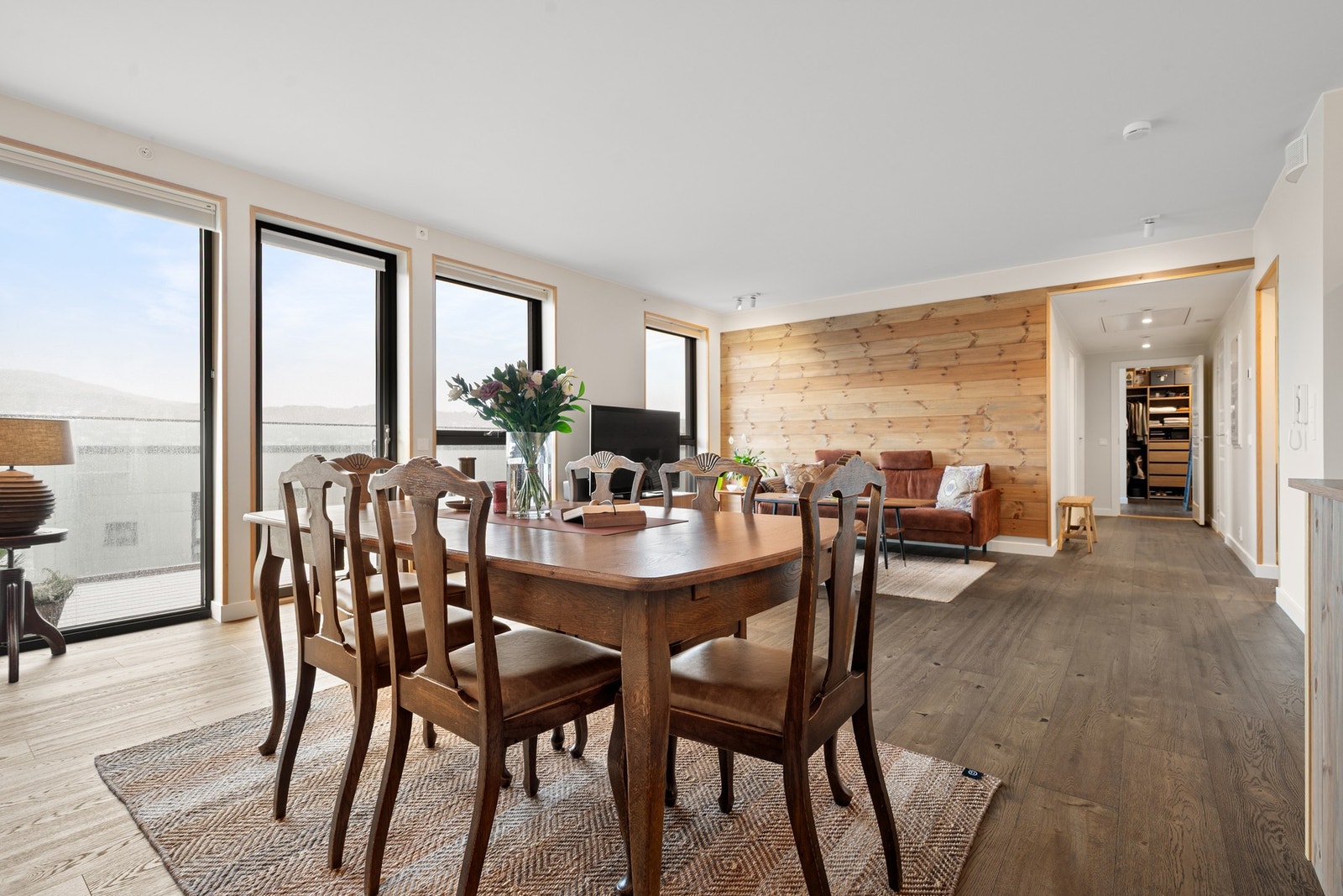 Spiseområde med plass til hele familien Galleribilde