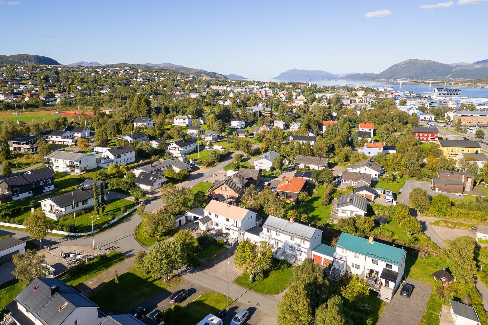 Eiendommen ligger i flatt terreng, i etablert og rolig boligområde, perfekt for barnefamilier. Galleribilde