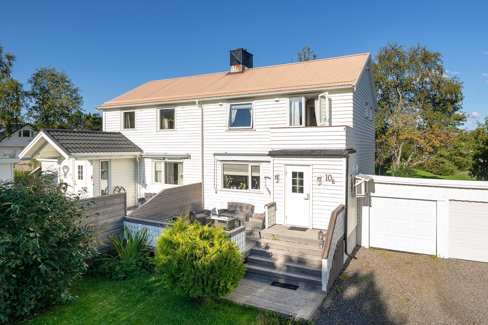 Velkommen til Lykkentreffveien 10B - en lys og tiltalende bolig med fin beliggenhet meget sentralt sør i Sortland sentrum. Foto: Lunde Images AS Galleribilde