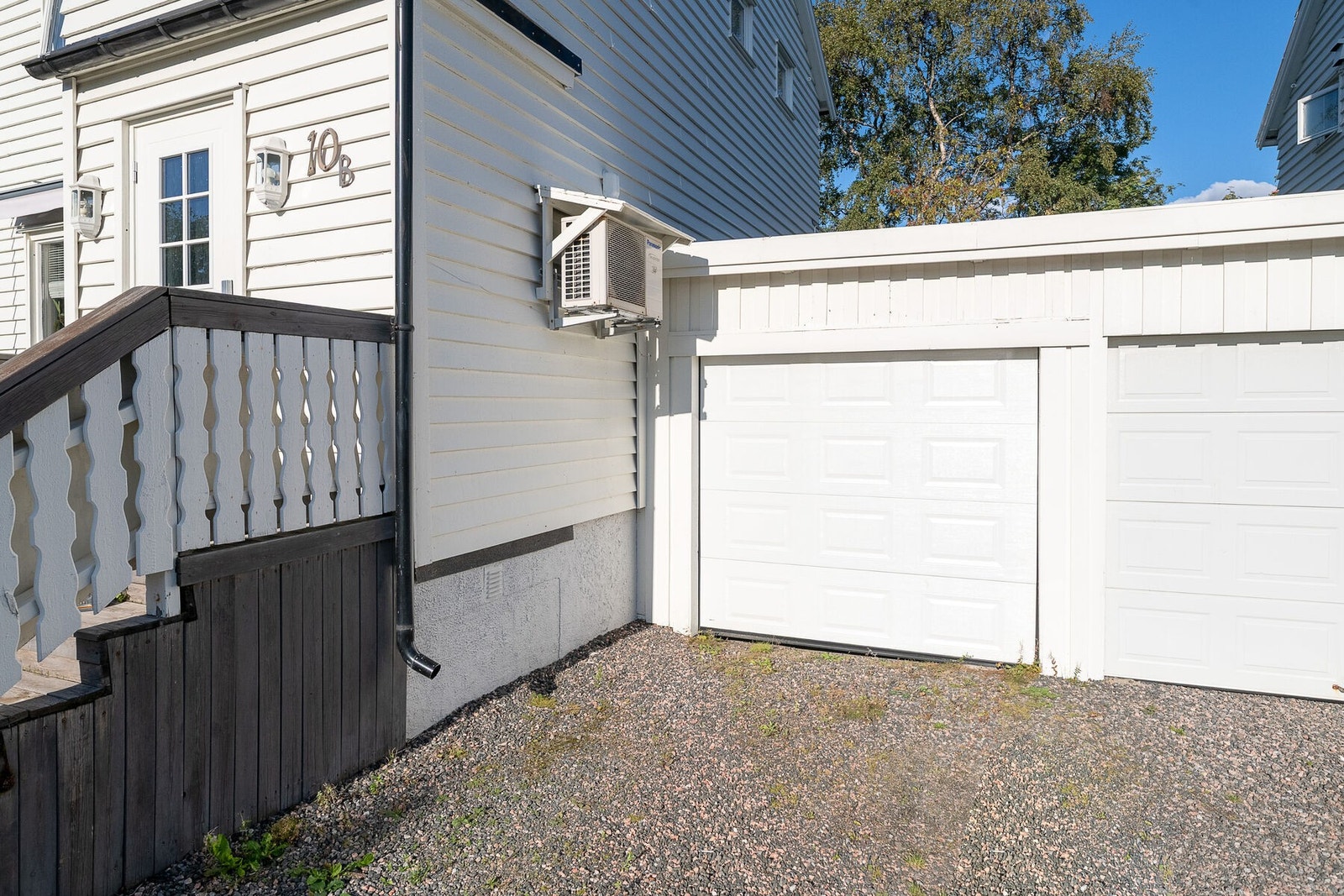 Parkering for én bil i integrert garasje, og for øvrig på gruslagt gårdsplass. Galleribilde