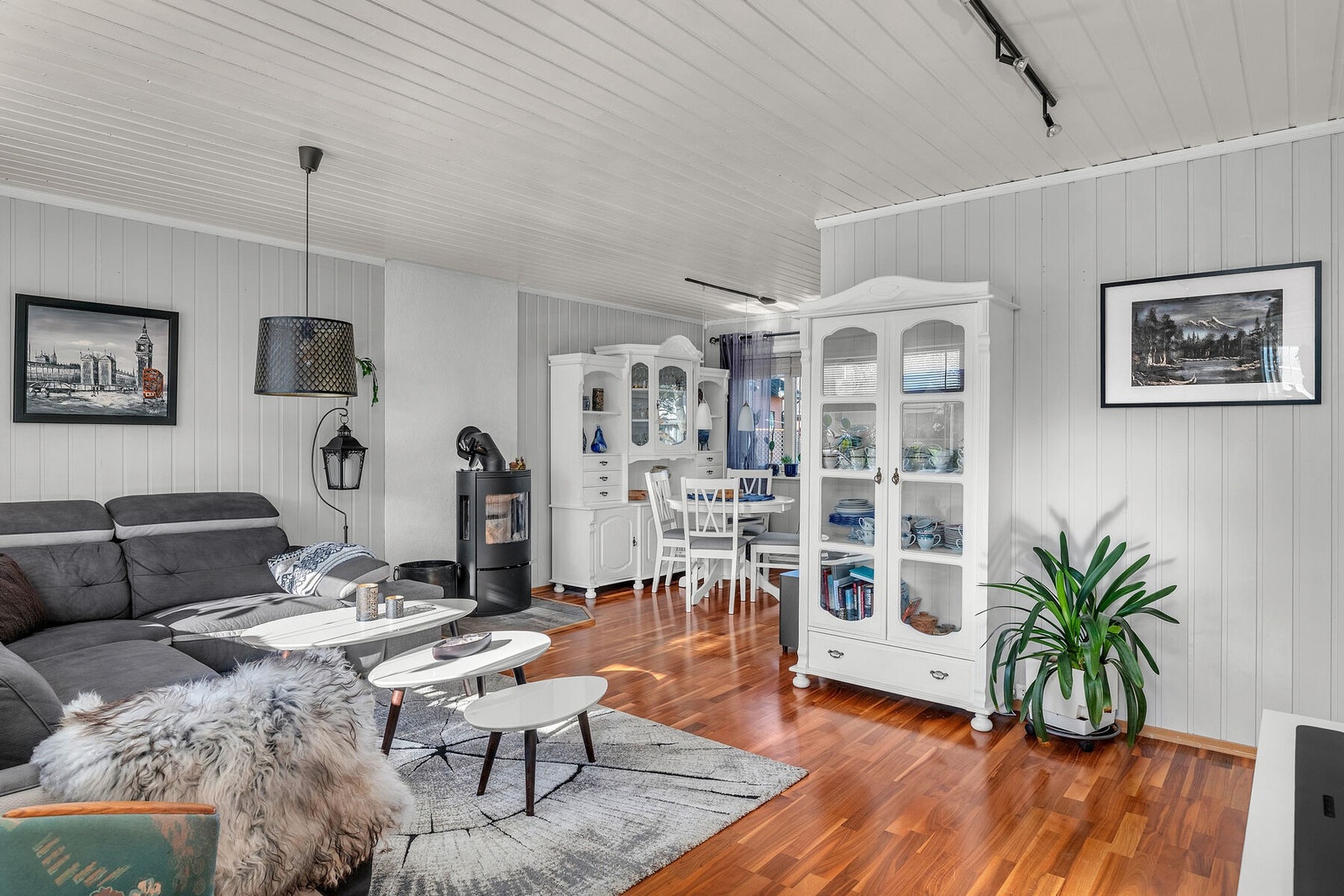 Stuen har vegger malt i en tidløs nyanse, og det er slitesterk laminat på gulv. Galleribilde