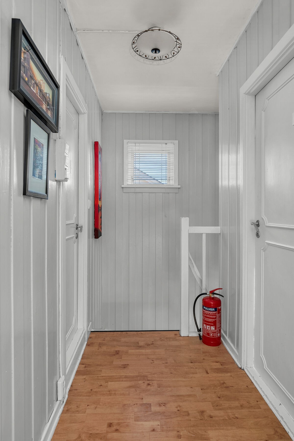 Gang i 2. etasje som leder til tre soverom og et bad. Galleribilde