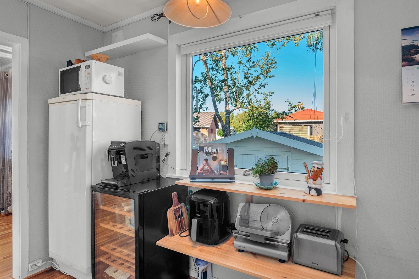 Kjøkkenet er utstyrt med integrert stekeovn, platetopp og oppvaskmaskin. For øvrig plass til frittstående kjøl/frys og andre hvitevarer. Galleribilde