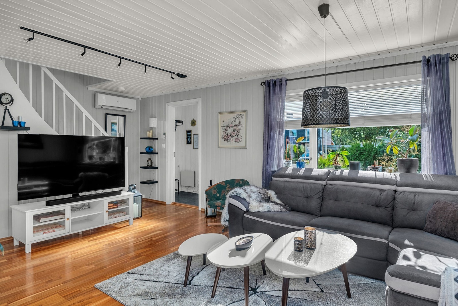 Videre kommer du inn til en koselig stue med varmepumpe og vedovn, noe som gir en behagelig innetemperatur året rundt. Galleribilde