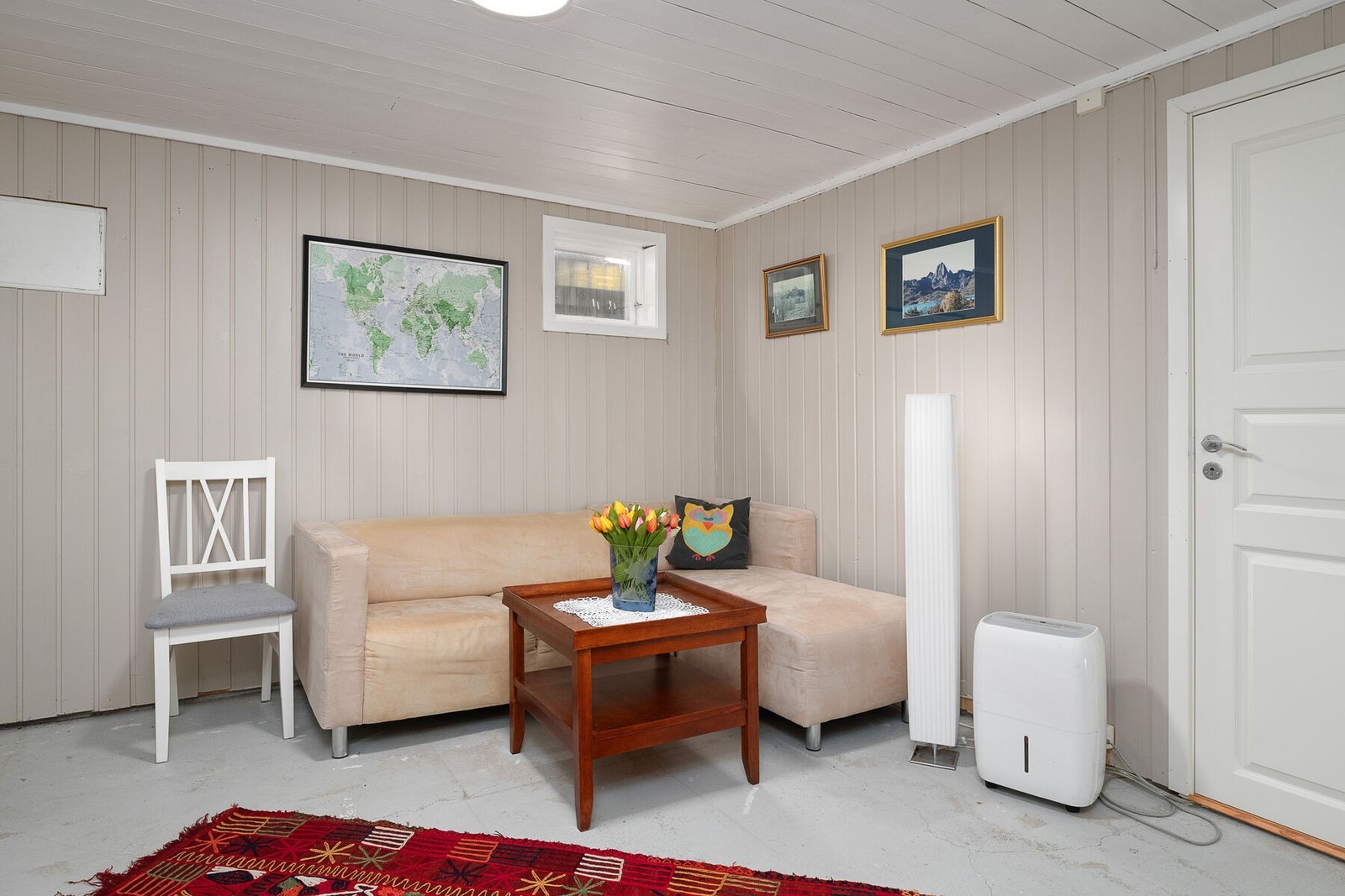 Trapperom/disponibelt i underetasje. Galleribilde