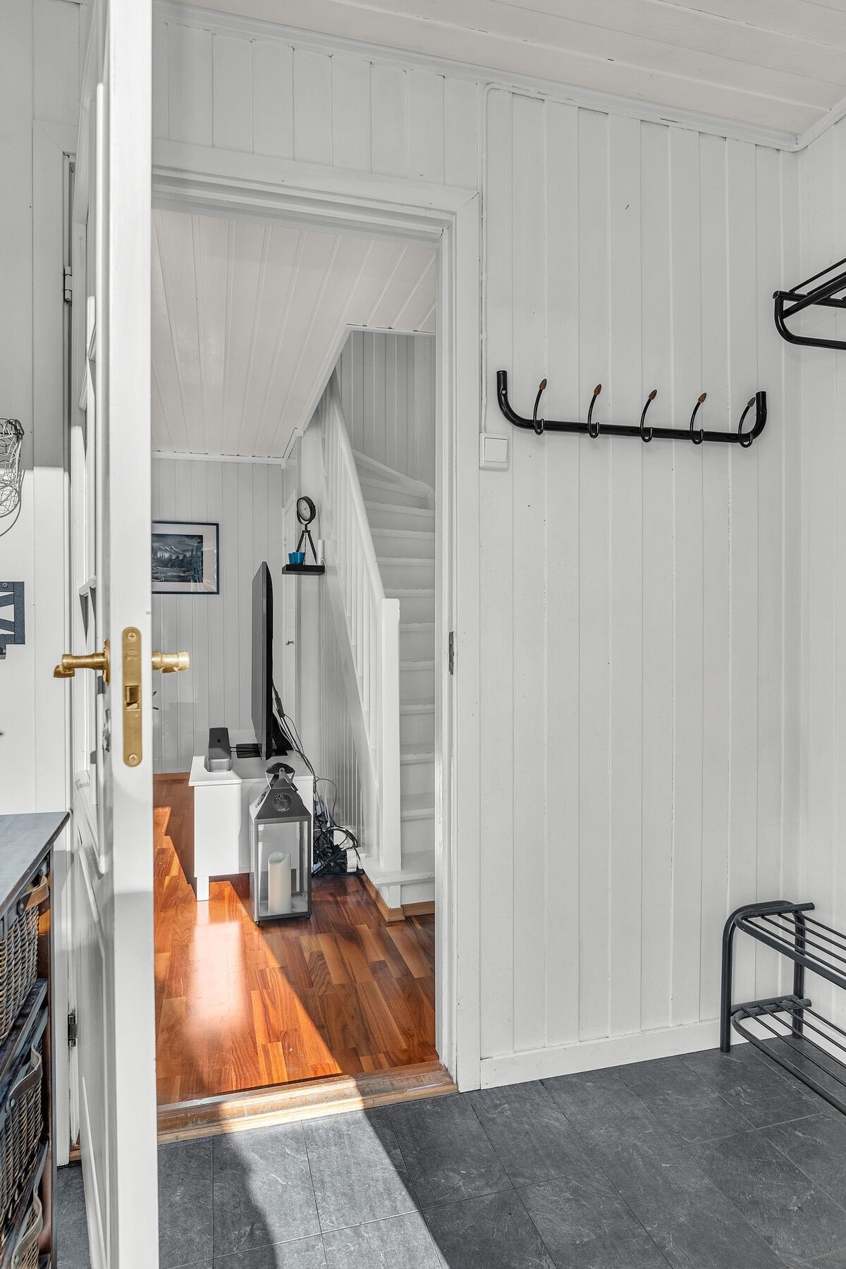 Entré med plass til å henge fra seg ytterbekledning og skotøy. I 2022 ble ytterdøren skiftet. Galleribilde