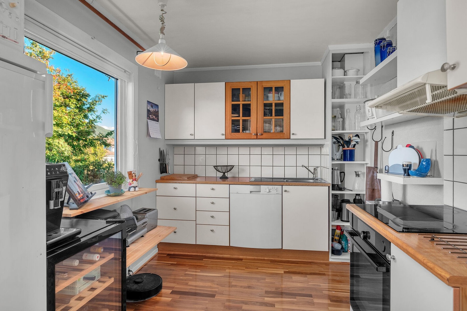 Praktisk kjøkken med god skap- og benkeplass. Galleribilde