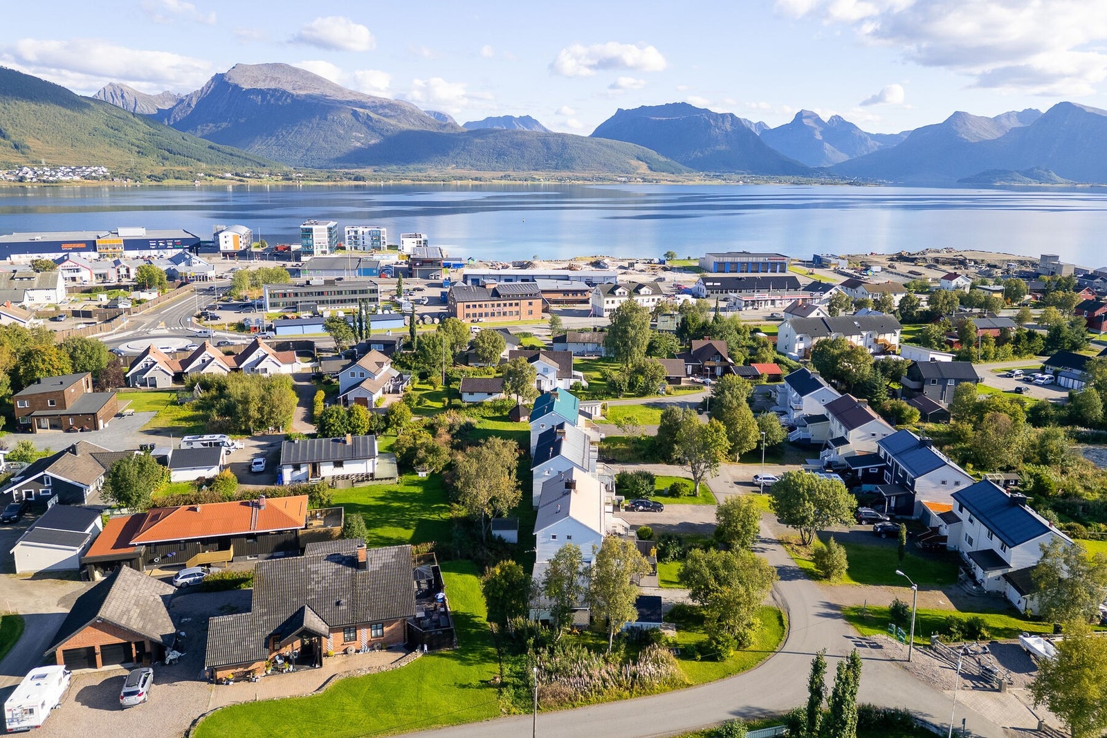 Det er gangavstand til bl.a. skoler, barnehager og Sortland sentrum med en rekke service- og forretningstilbud. Galleribilde