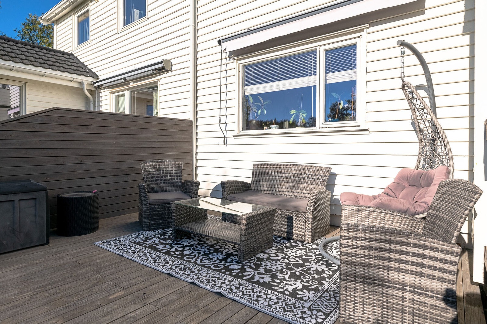 Lun og trivelig uteplass - perfekt for både lek og avslapning på godværsdager. Galleribilde