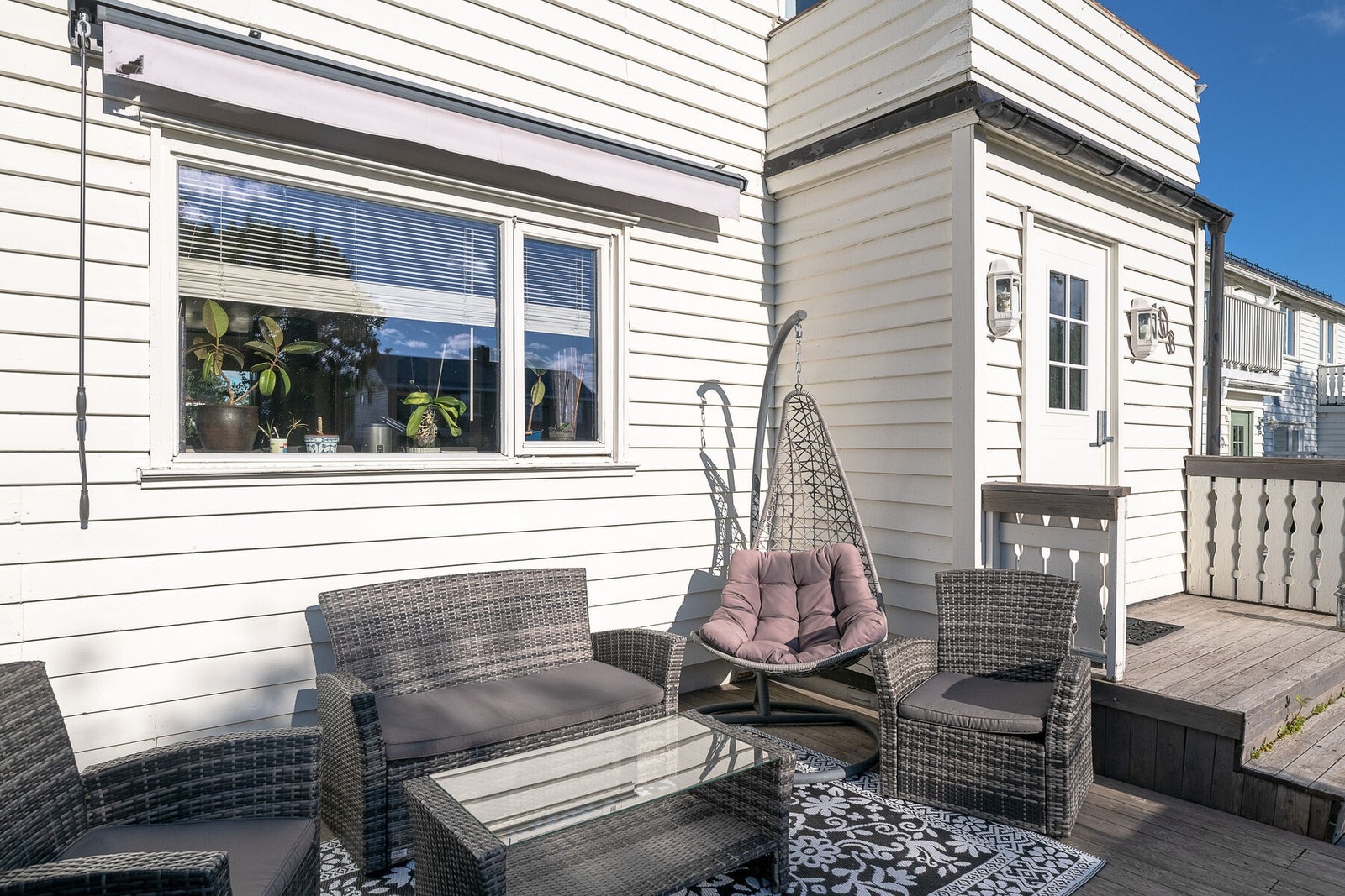 Ved inngangspartiet er det en sørvendt terrasse som lar deg nyte solen store deler av dagen. Galleribilde