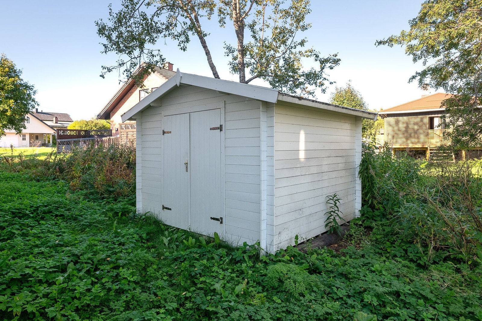På eiendommen står også en praktisk utebod for lagring av redskaper og utstyr. Galleribilde