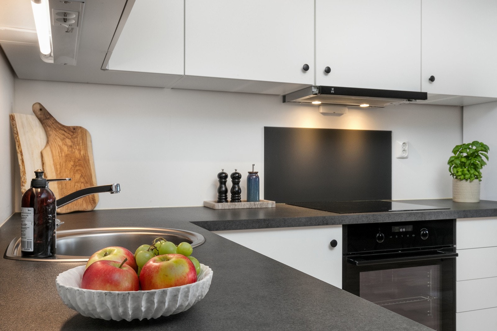 Det medfølger integrert komfyr, platetopp, oppvaskmaskin og ventilator. Det er avsatt plass til frittstående kjøleskap (medfølger ikke). Komfyrvakt er montert. Galleribilde