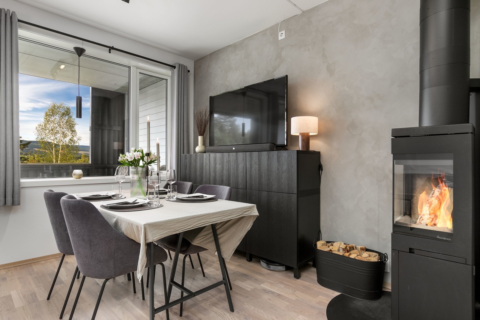 Selger opplyser at internett leveres fra Altibox/ Viken fiber med en hastighet på 60 Mbps og en mnd. kostnad av kr 700,-. Galleribilde