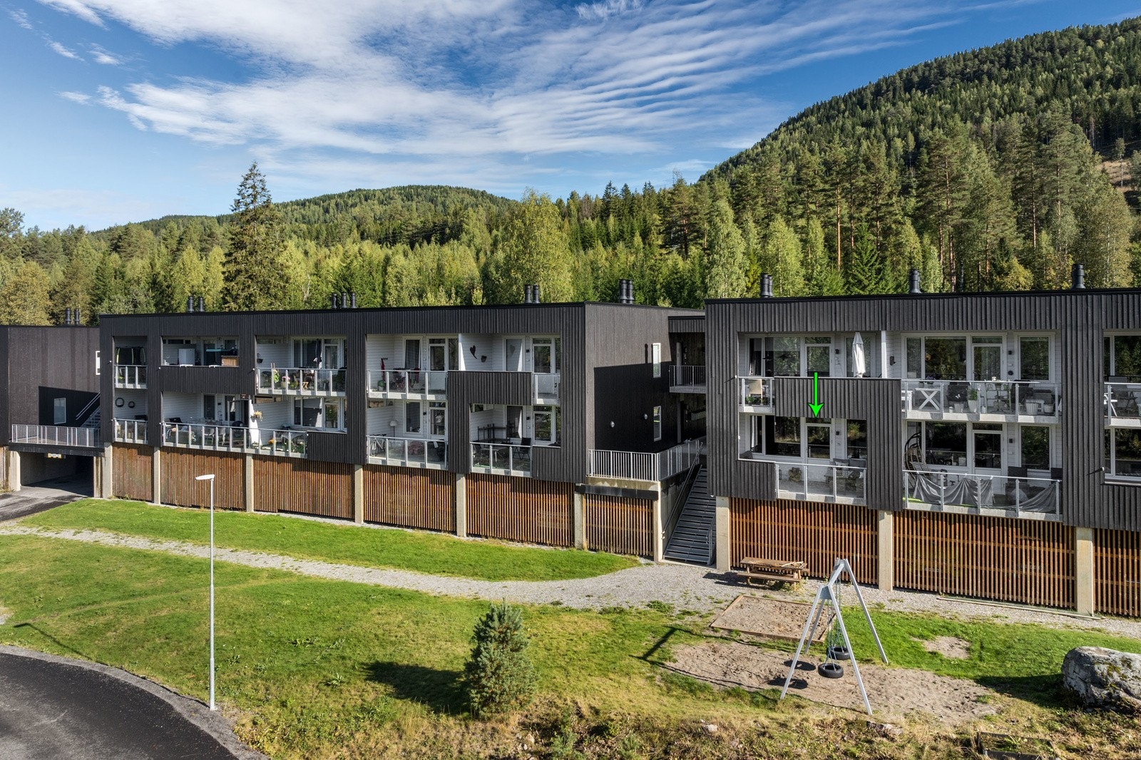 Området foran byggene disponeres per i dag som fellesareal for sameiene Brustadkollen 1 og Brustadkollen 2, og er pent opparbeidet med grøntarealer, lekeplass, sittebenker og lignende. Galleribilde