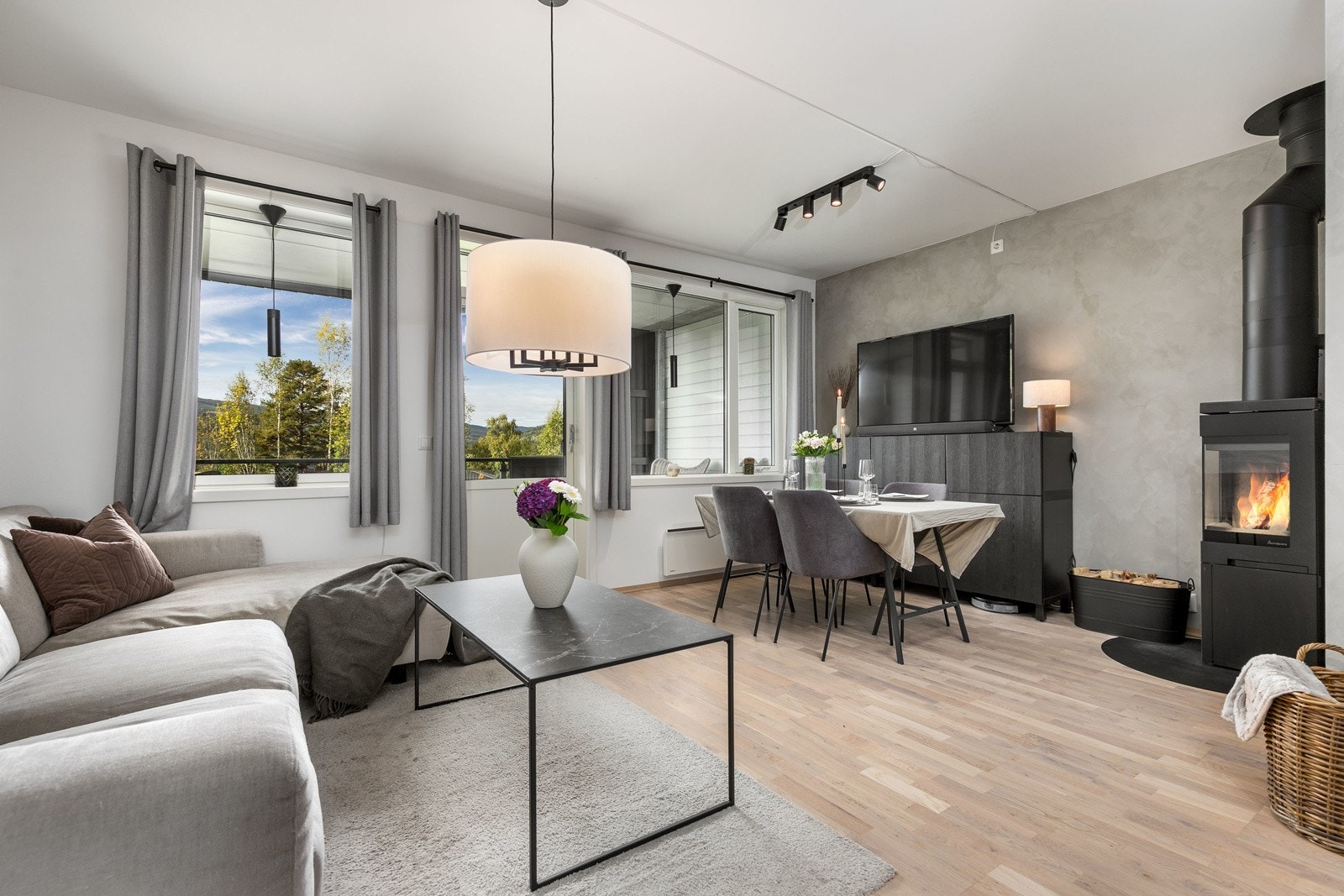 En flott peisovn er montert og gir både varme og en hyggelig atmosfære i rommet - perfekt for kjølige kvelder. Galleribilde