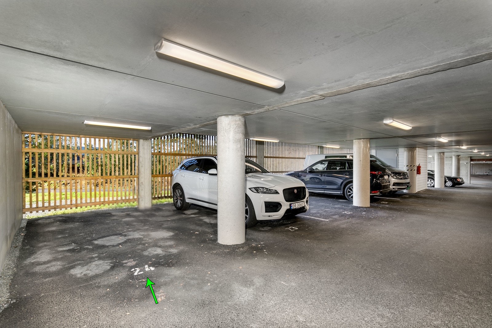 Det følger med bruksrett til en fast biloppstillingsplass i felles garasjeanlegg under bygget (nr. 24). Mulighet for installering av elbillader. Galleribilde
