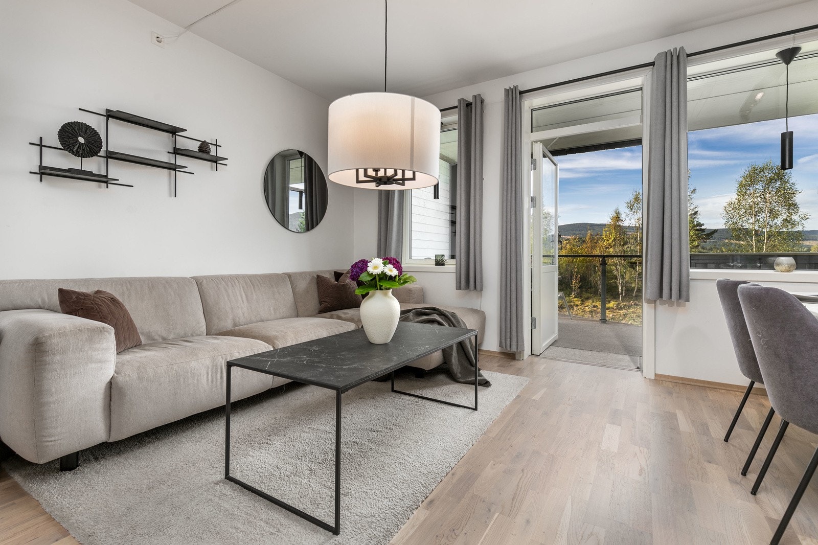Store vindusflater slipper inn rikelig med dagslys og gir et nydelig utsyn over nærområdet. Her er det god plass til både sofagruppe og koselig spisestue. Galleribilde