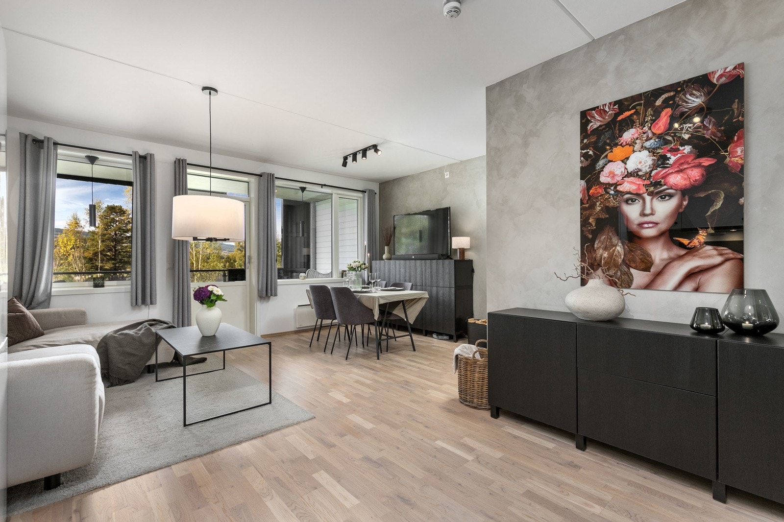 Stuen fremstår som svært innbydende, med tidsriktige fargevalg og en mørkere kontrastvegg som skaper dybde og karakter. Galleribilde