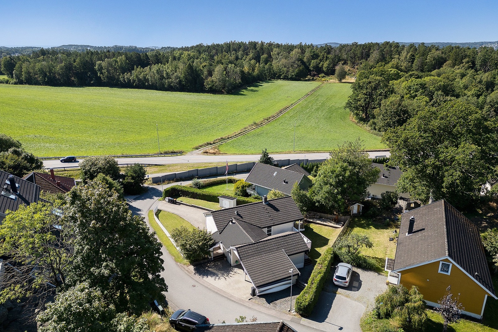 Fint beliggende enebolig med solrike uteplasser og garasje. Galleribilde