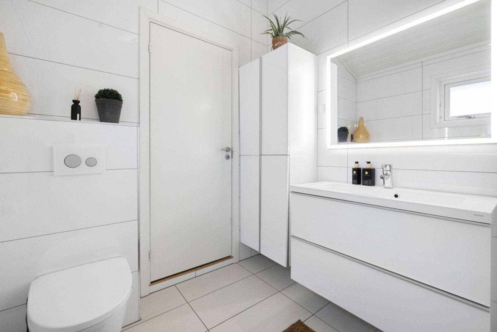 Delikat, flislagt baderom. Galleribilde