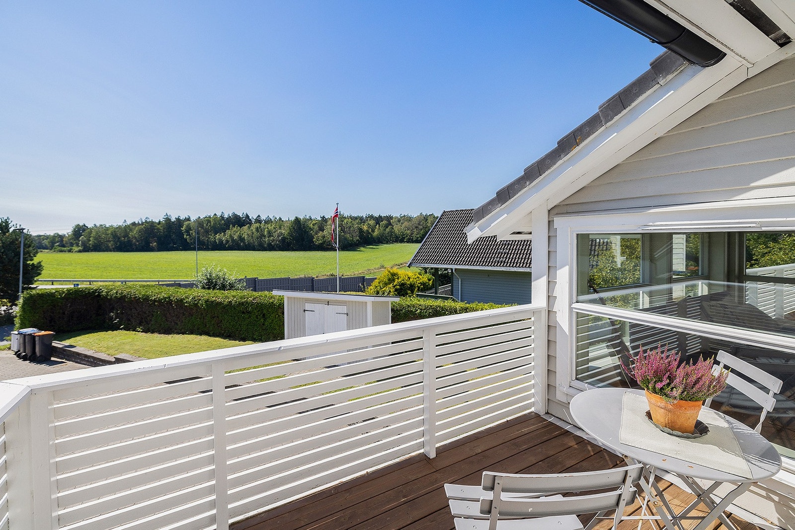 Solrik uteplass med fint utsyn over omgivelsene. Galleribilde