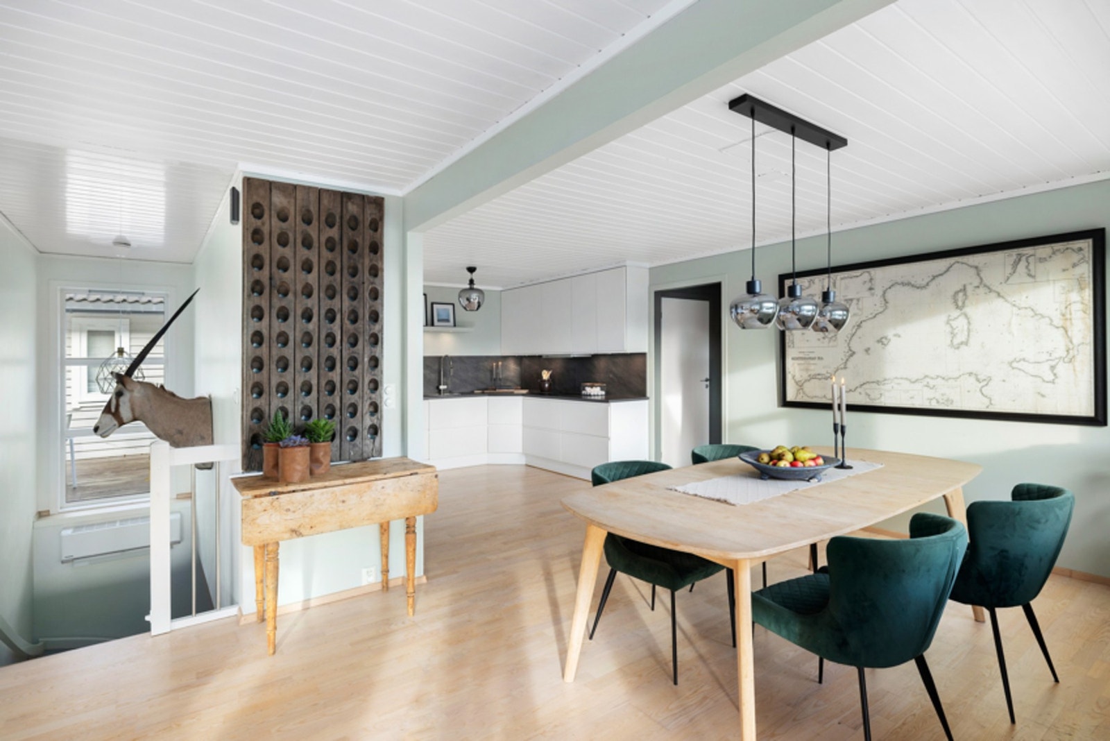 Det er god plass til spisestue ved kjøkkenet. Her kan man samles til hyggelige måltider. Galleribilde