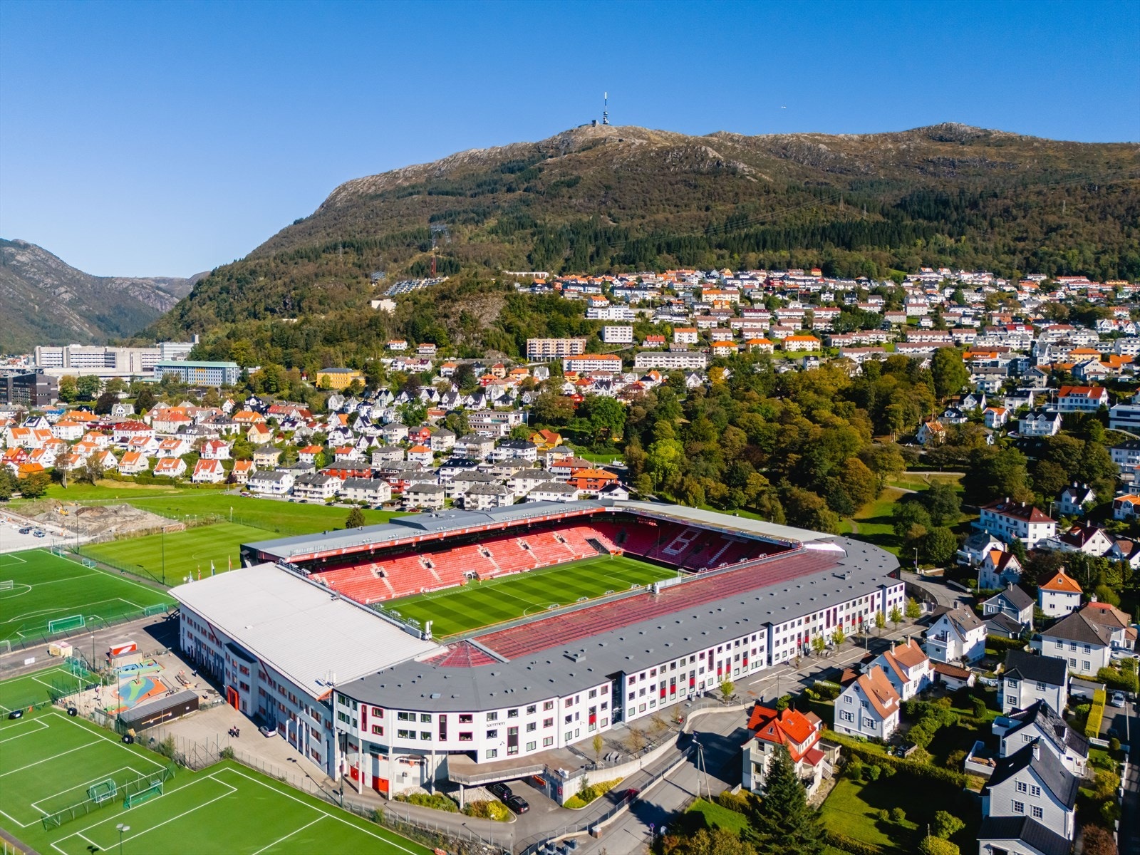 Området har også et rikt fritidstilbud med idrettshaller, treningsanlegg, Brann Stadion og flere skoler og barnehager - inkludert nye Landås skole fra 2016. Galleribilde