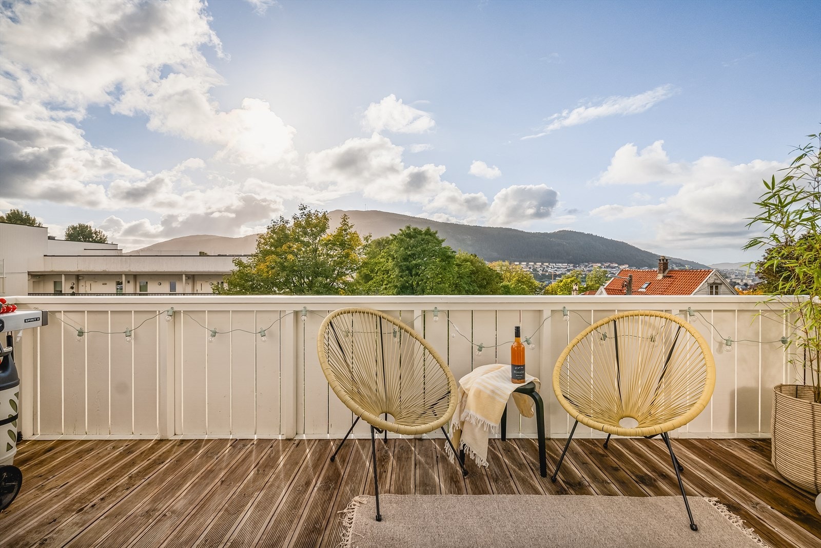 Fra stuen er det utgang til en vestvendt altan på 9,4 kvm med svært gode solforhold og flott utsikt mot Bergensdalen, Løvstakken, Ulriken og samt noe sjøgløtt. Galleribilde
