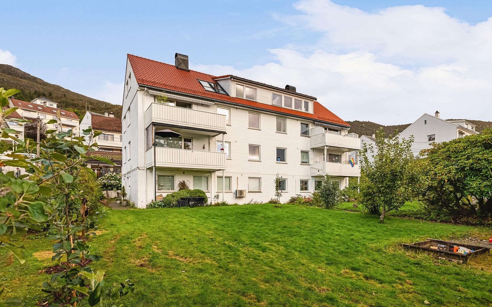 Bekkeveien 11 - en lys og moderne 3-roms endeleilighet med attraktiv beliggenhet på solsiden av Landås! Leiligheten ligger i 2.etasje, i et sameie bestående av til sammen 8 leiligheter. Galleribilde