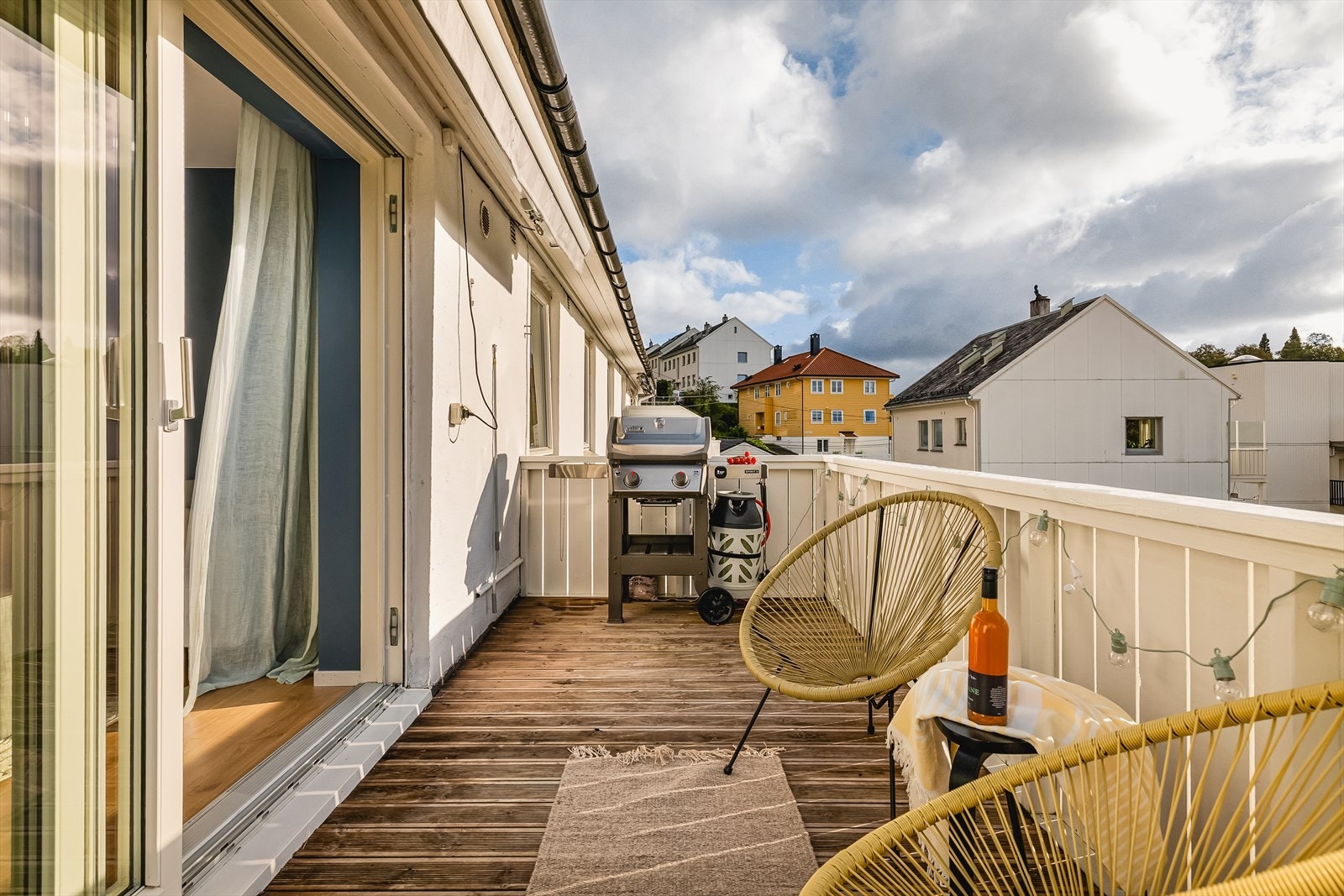 Terrassebord ble skiftet i 2020, nytt rekkverk montert i 2022, og elektrisk markise installert i 2019. Galleribilde