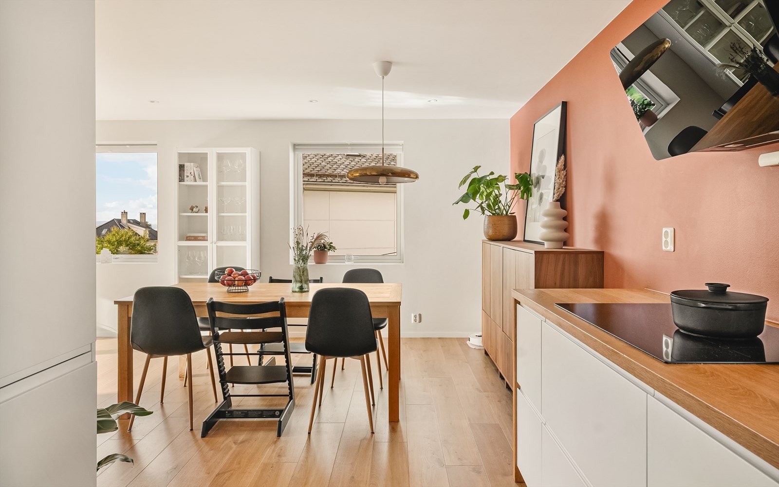 Det er Flexit romventilasjon med to enheter i stue/kjøkken (Type: Twin Fresh, fra 2019). Laminatgulv (med varmefolie), malte platevegger og himling med LED-spotlights. Galleribilde