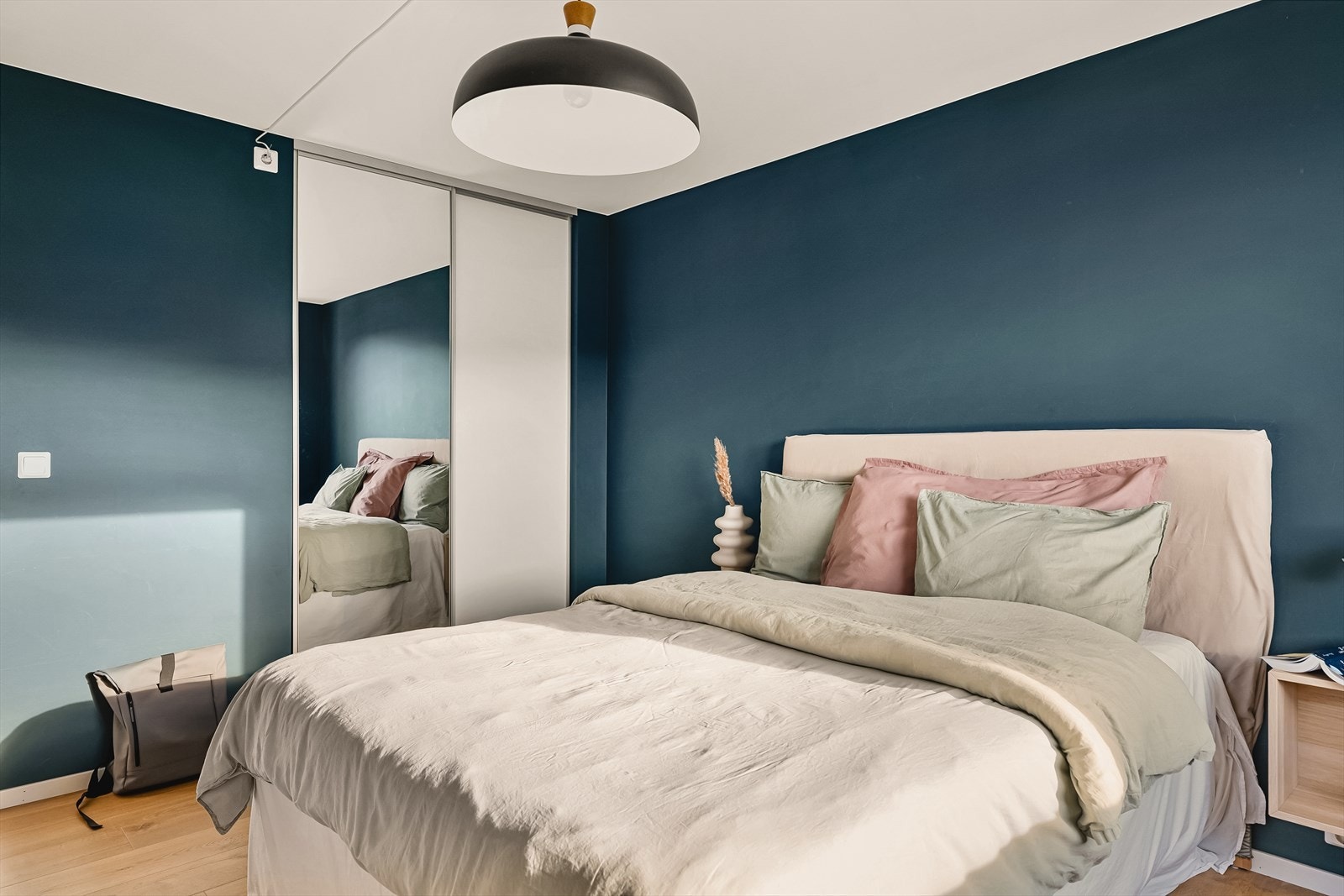 På hovedsoverommet er det tilhørende skyvedørsgarderobe fra 2019. Galleribilde