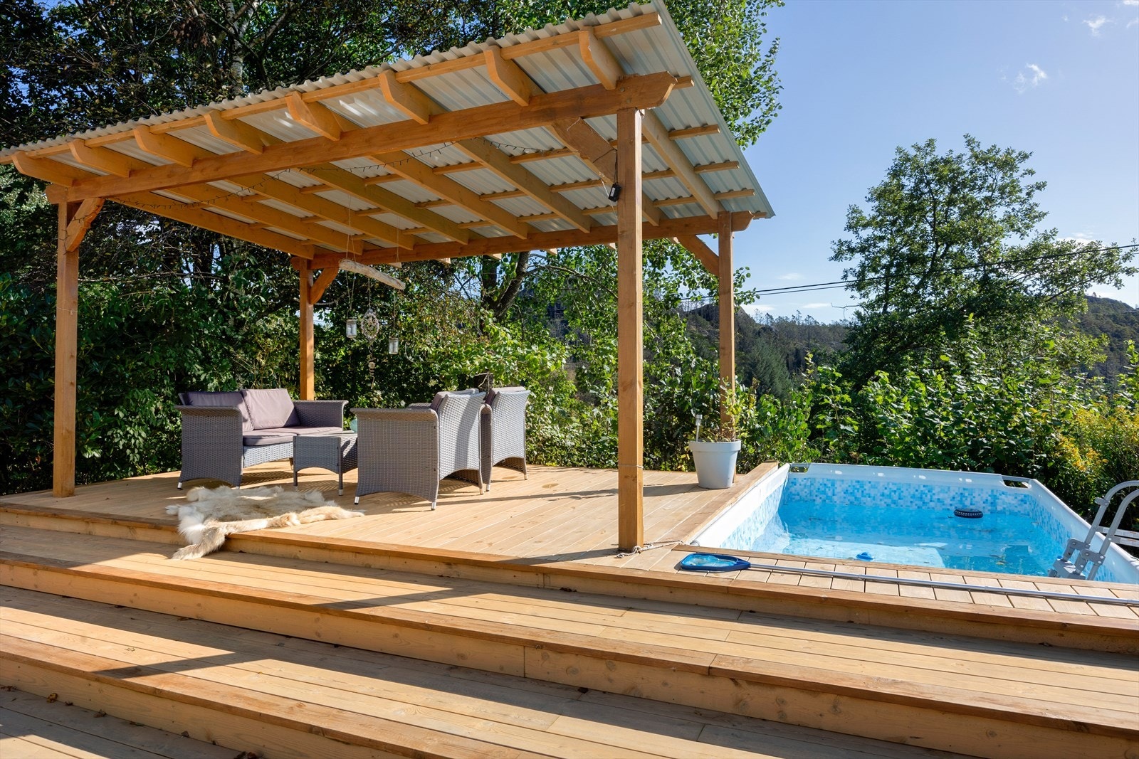 Hovedattraksjonen utendørs er den romslige terrasseplattingen med pergola hvor du kan nyte alt fra frokoster til sene sommerkvelder. Galleribilde