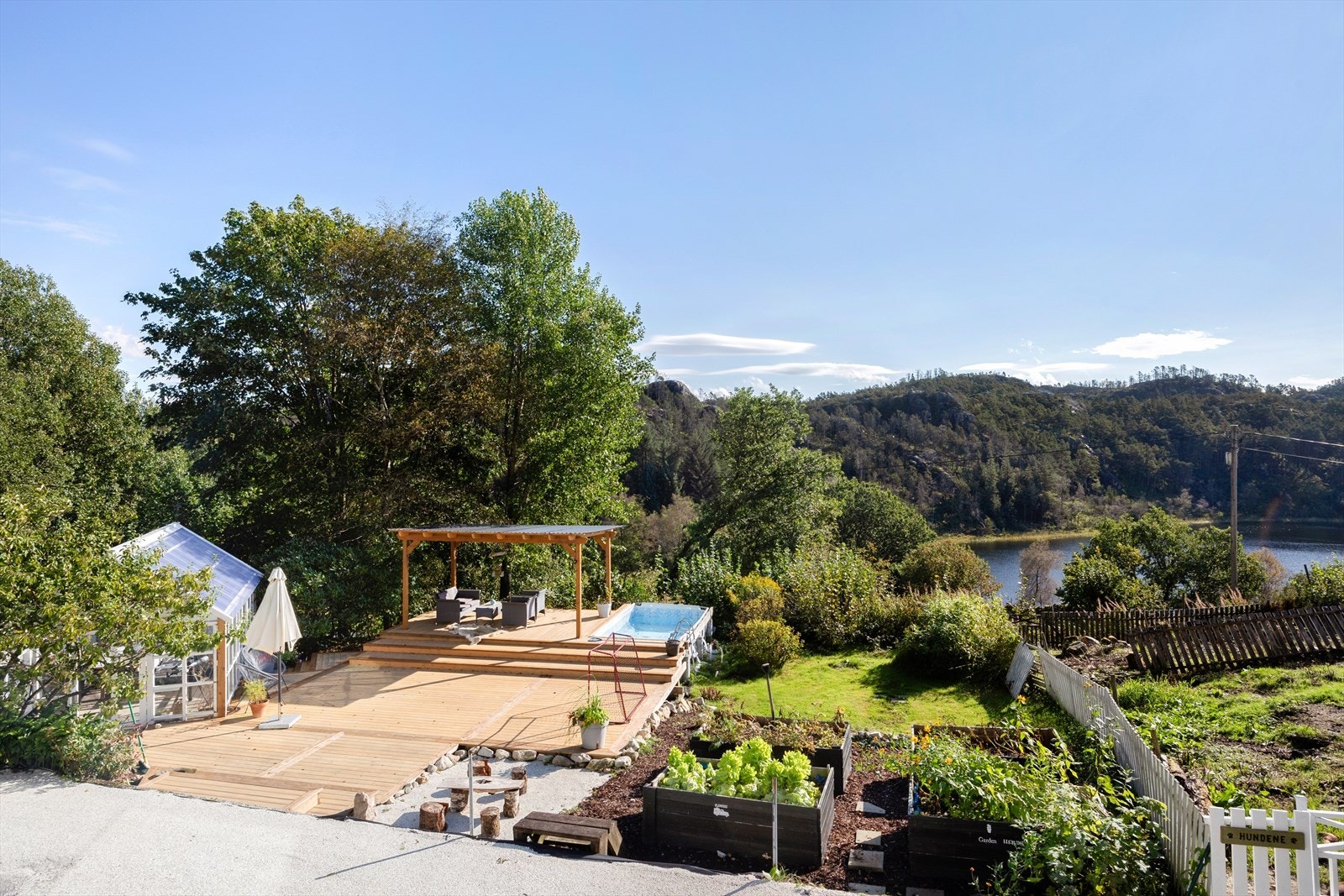 Kjekt badebasseng og flott terrasse! Galleribilde