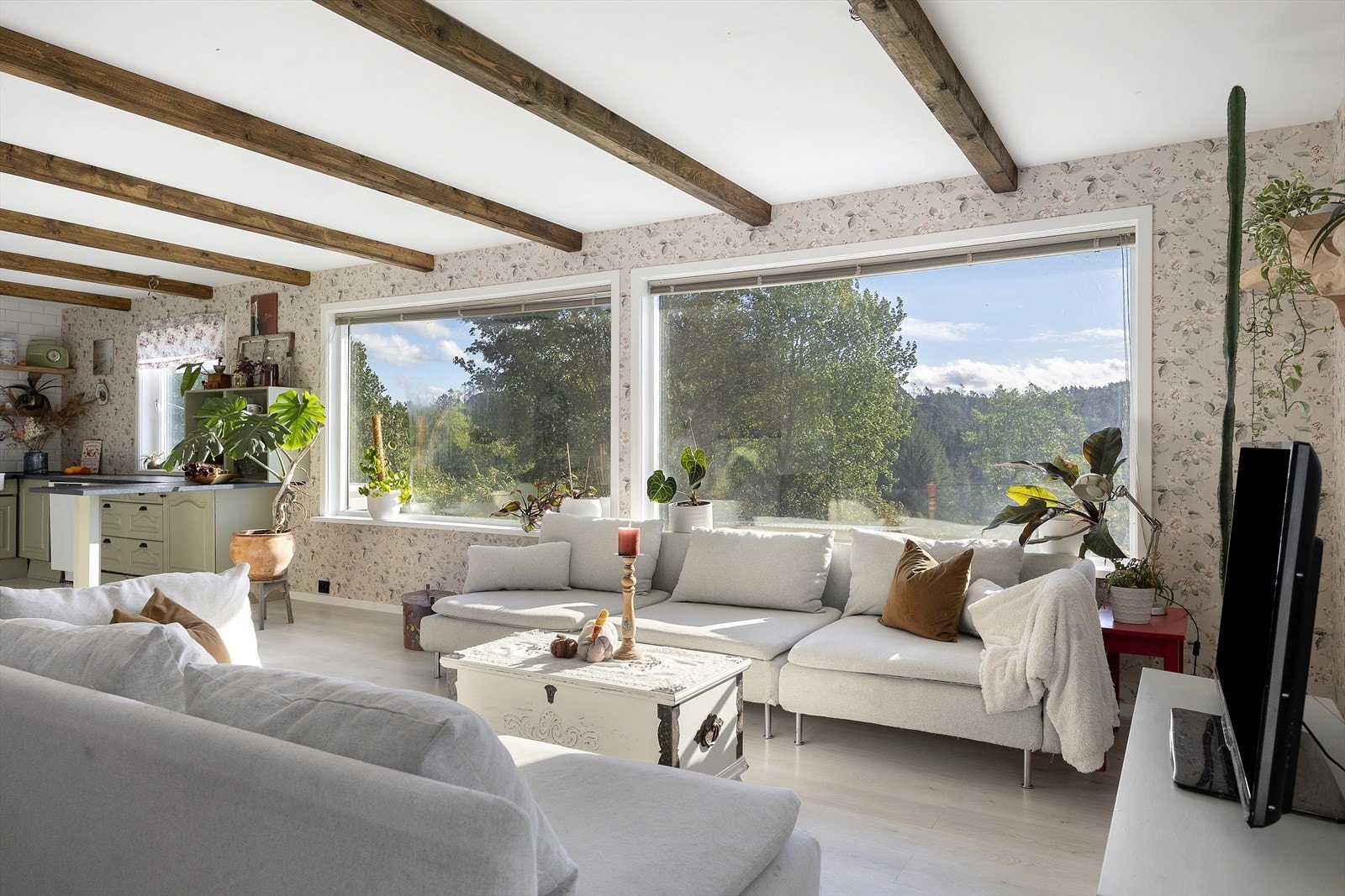 Stuen er lys og fin med store vindusflater som slipper inn rikelig med naturlig lys. Galleribilde