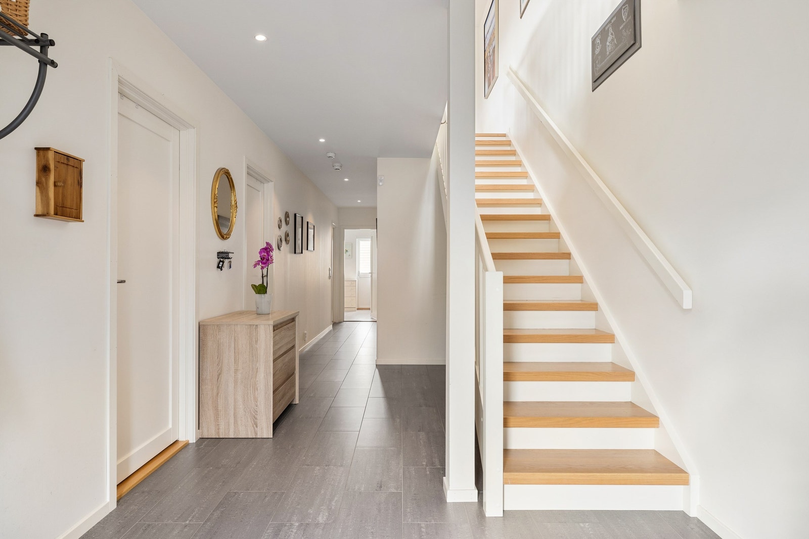 I den romslige entreen er det mulighet for både garderobemøbler og å parkere barnevogn. Galleribilde