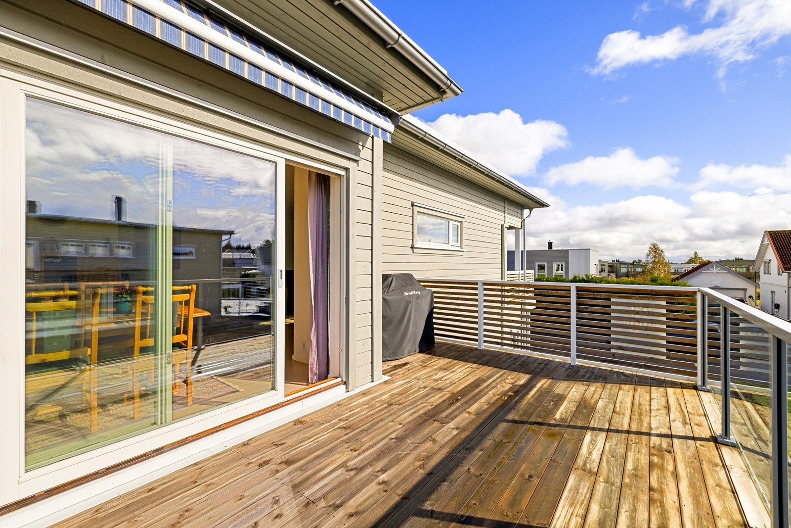 Solskjerming oppnås enkelt med markisen som på lyse sommerkvelder også fungerer ypperlig som lunende tak. Galleribilde