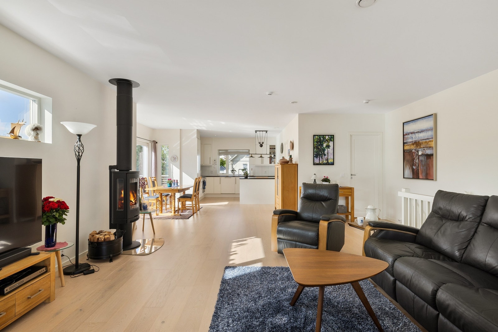 I den langstrakte sosiale sonen er det god plass til både store sittegrupper og familiens felles opphold i hverdagen. Galleribilde