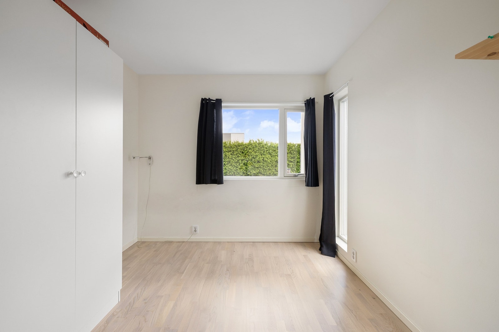 Dette rommet er skilt ut fra entreen og har i senere år vært benyttet som soverom, men er på tegninger angitt som TV-stue. Galleribilde