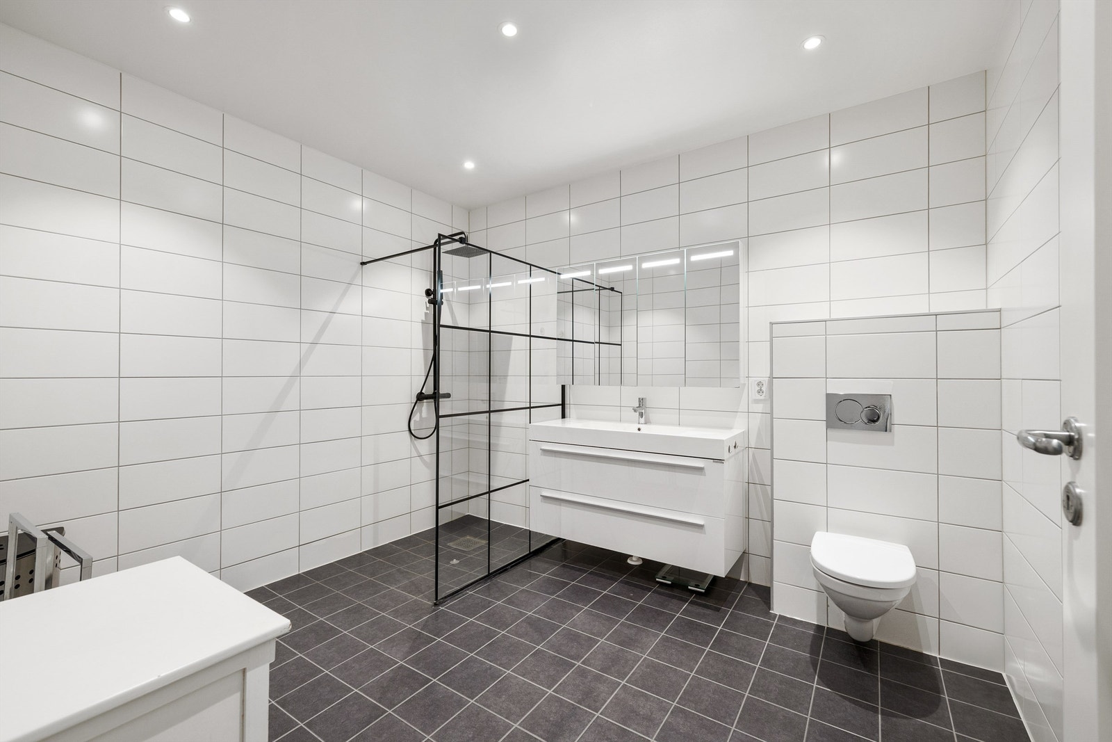 Badet har møbler fra Vikingbad og er hele 9 kvm. stort, hvilket i seg selv utgjør en prisverdig komfort. Galleribilde