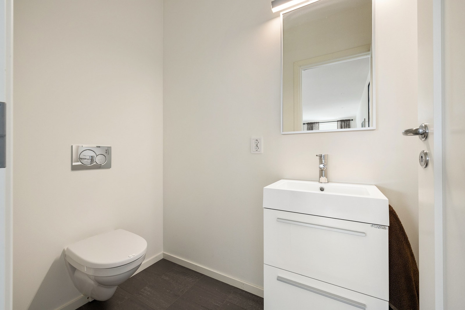 Andre etasje inneholder også et toalettrom det er praktisk å ha på samme plan som den sosiale sonen. Galleribilde