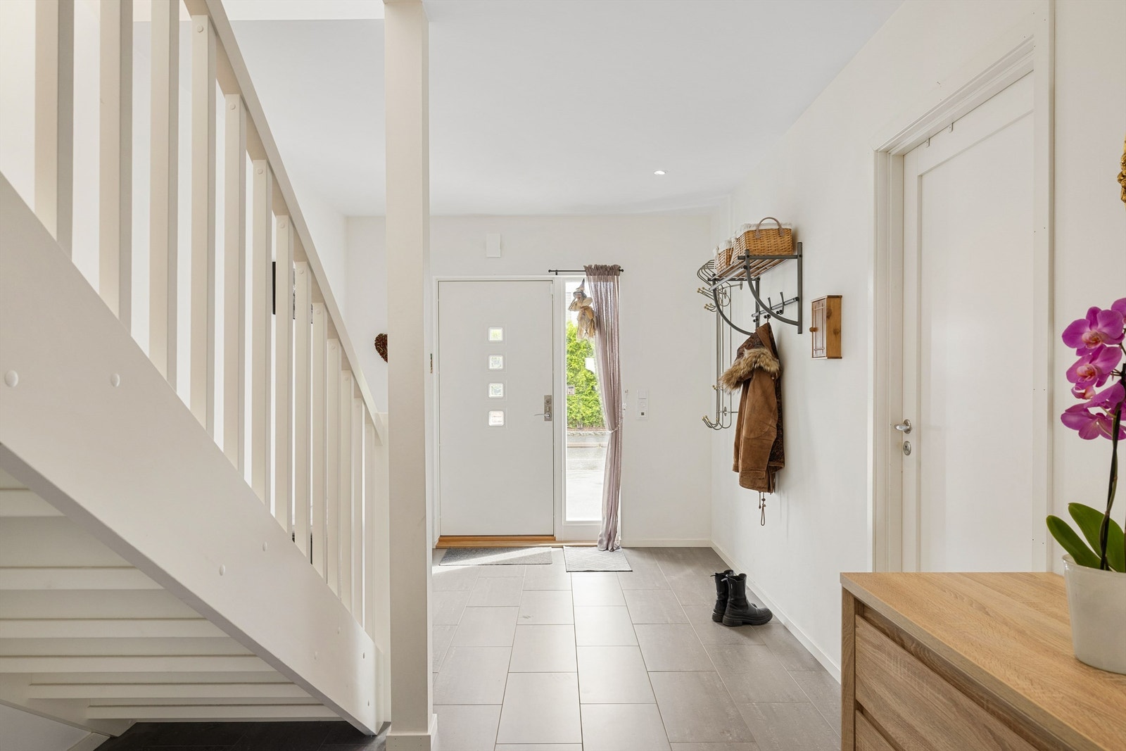 I første etasje er det gulvvarme i både entreen, rommet ved entreen og på badet. Galleribilde