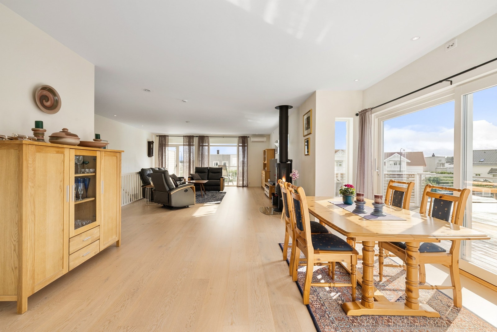 I andre etasje er stuen og kjøkkenet åpent forbundet i en over 60 kvm. stor sosial sone. Galleribilde