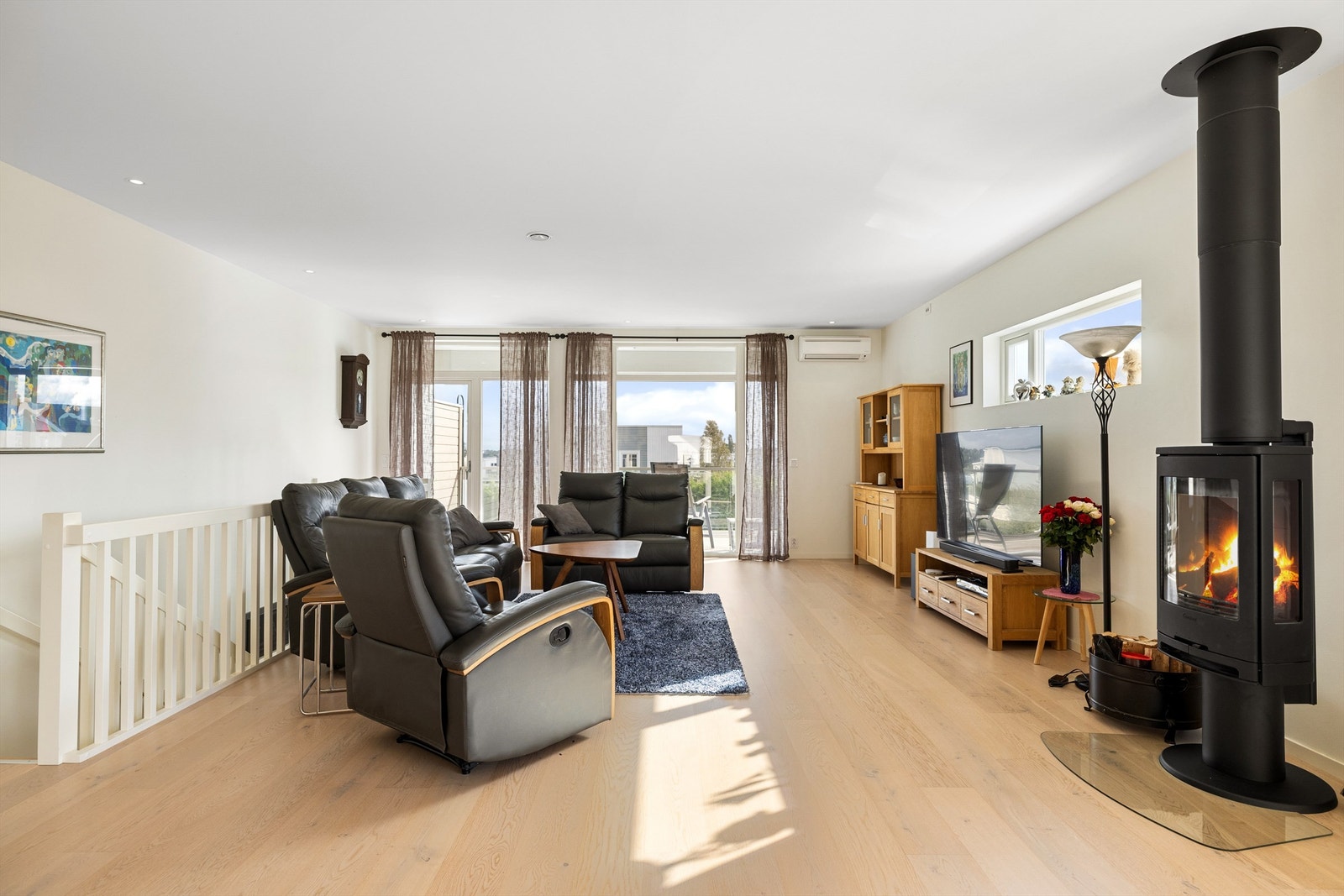 I stuen er luft-luft varmepumpe installert, i tillegg til den like stemningsfremmende som varmende vedovnen. Galleribilde