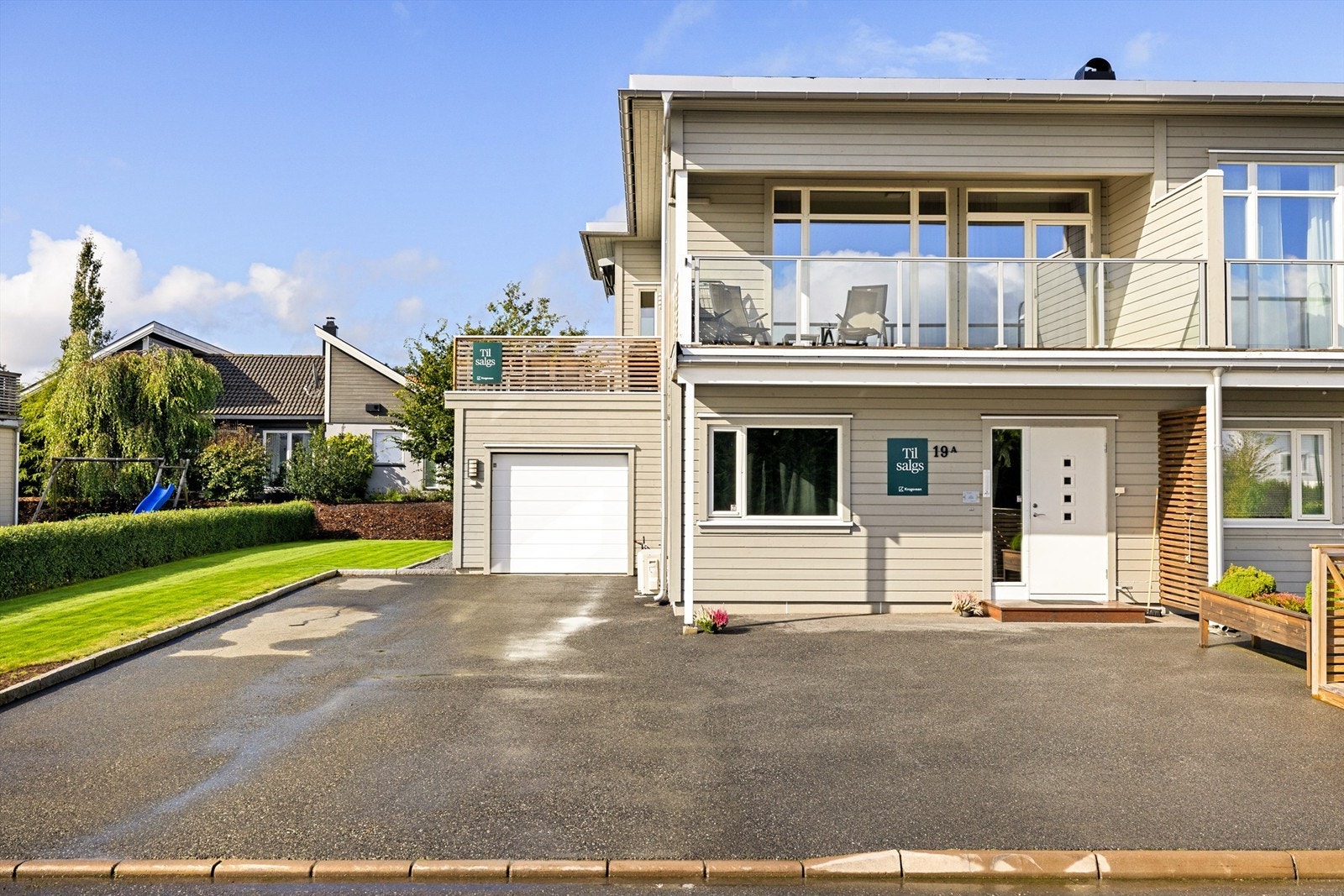 I denne moderne tomannsboligen oppført i 2016 utgjør 19A den sydlige halvdelen, med en praktisk og familieorientert romløsning over to etasjer. Galleribilde