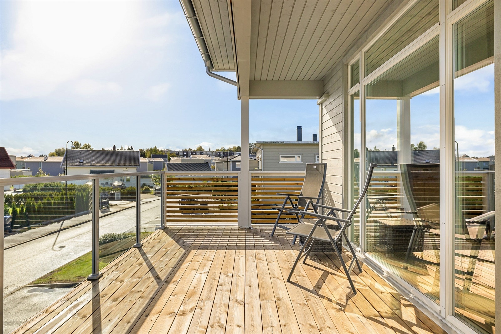 Med sol allerede fra de tidlige timer er verandaen sommerstid perfekt for morgenkaffen og helgefrokost utendørs. Galleribilde